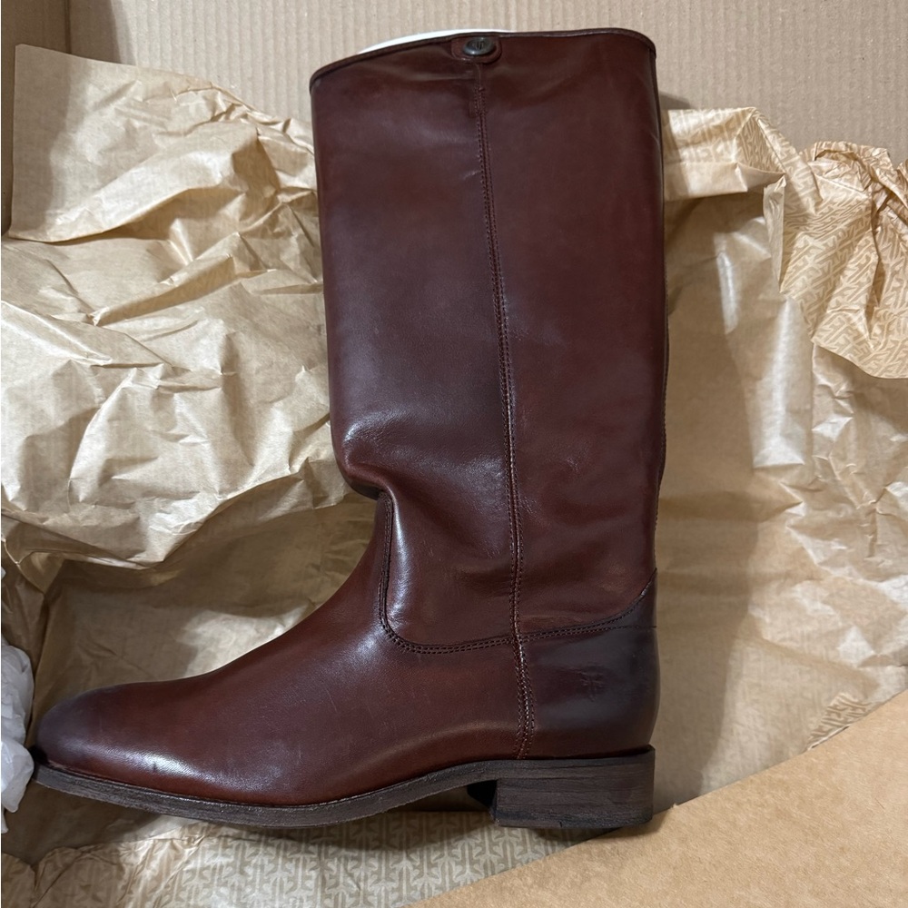 BNWT Frye Melissa button 2 boots size 7.5